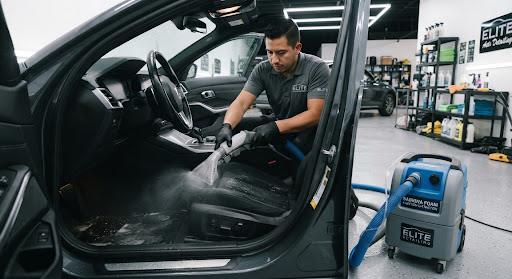 Detalle automotriz profesional con máquina de inyección succión