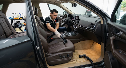Detallado y limpieza profunda de interiores de autos