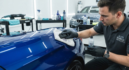 Aplicación de recubrimiento nanocerámico 9H en pintura automotriz