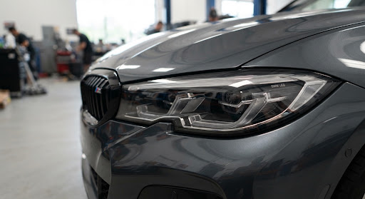 Faro de automóvil pulido y restaurado con máxima transparencia